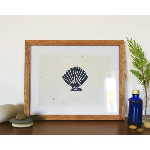 Çaçiçakaduz - Seashell Limba Wood Framed Lino Print