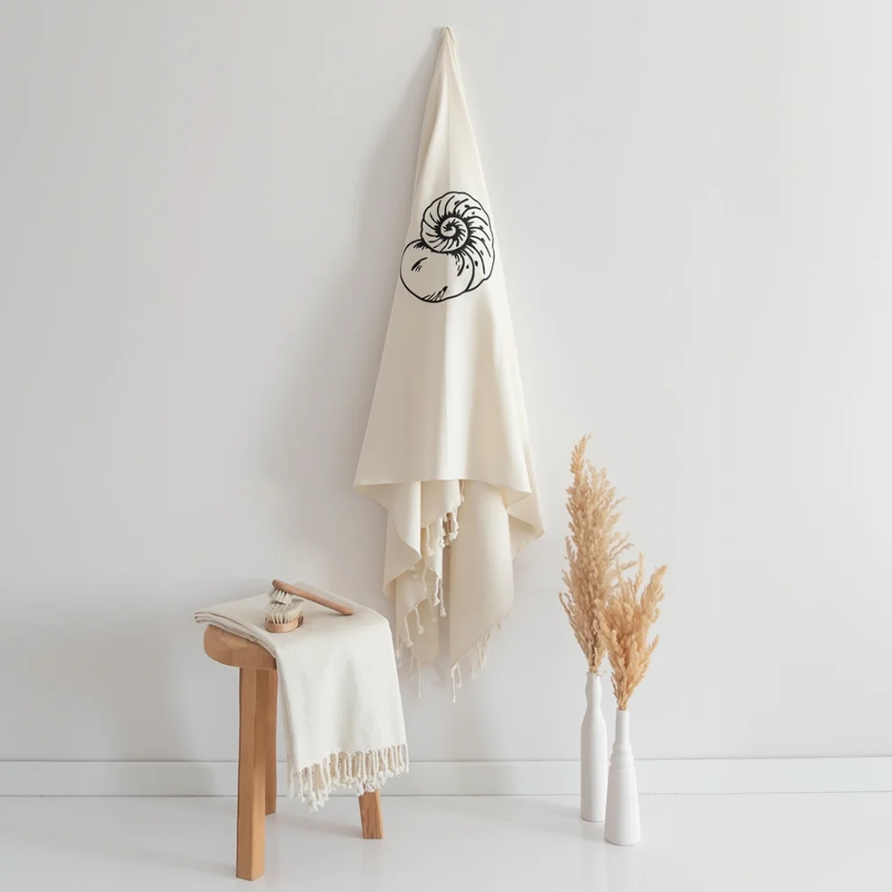 Lofuta - In The Middle Seashell Embroidered Turkish Towel