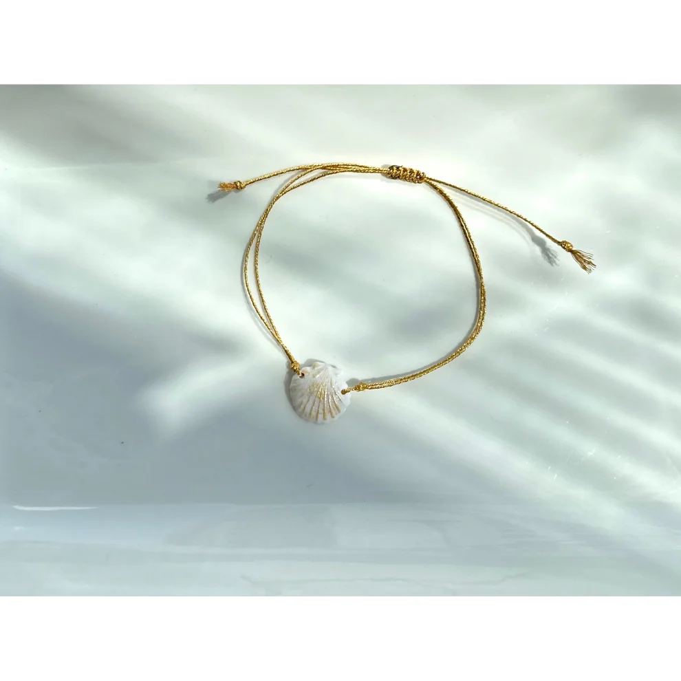 Daisy Lazy Creations - Adjustable Gold Rope Detailed Seashell Bracelet