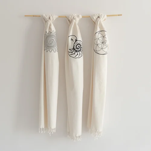 Lofuta - In The Middle Seashell Embroidered Turkish Towel