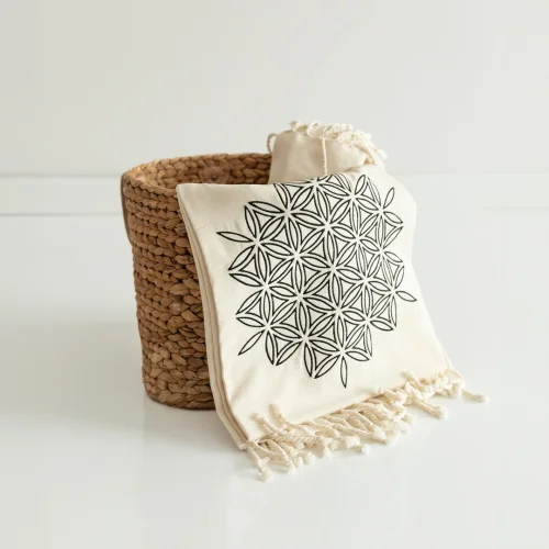 Lofuta - In The Middle Life Flower Embroidered Turkish Towel