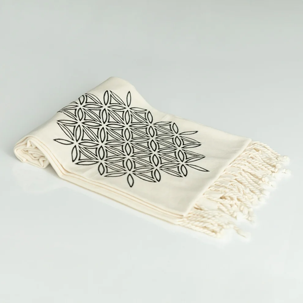 Lofuta - In The Middle Life Flower Embroidered Turkish Towel