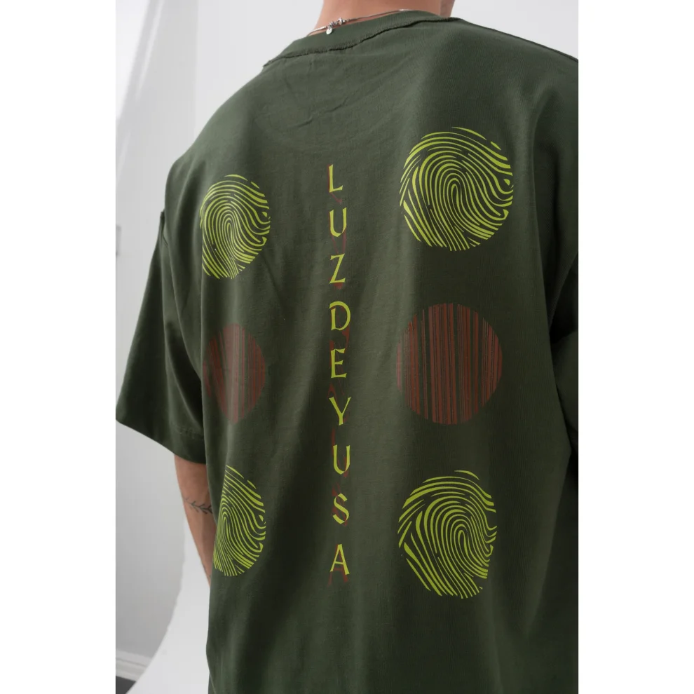Luz de Yusa - Sırtı Baskılı Ters Dikişli T-shirt