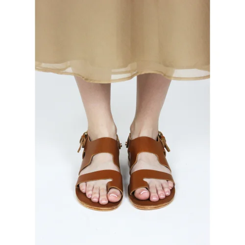 Ki Studio Co - Kaigara Buckle Detailed Flip Flops Sandals