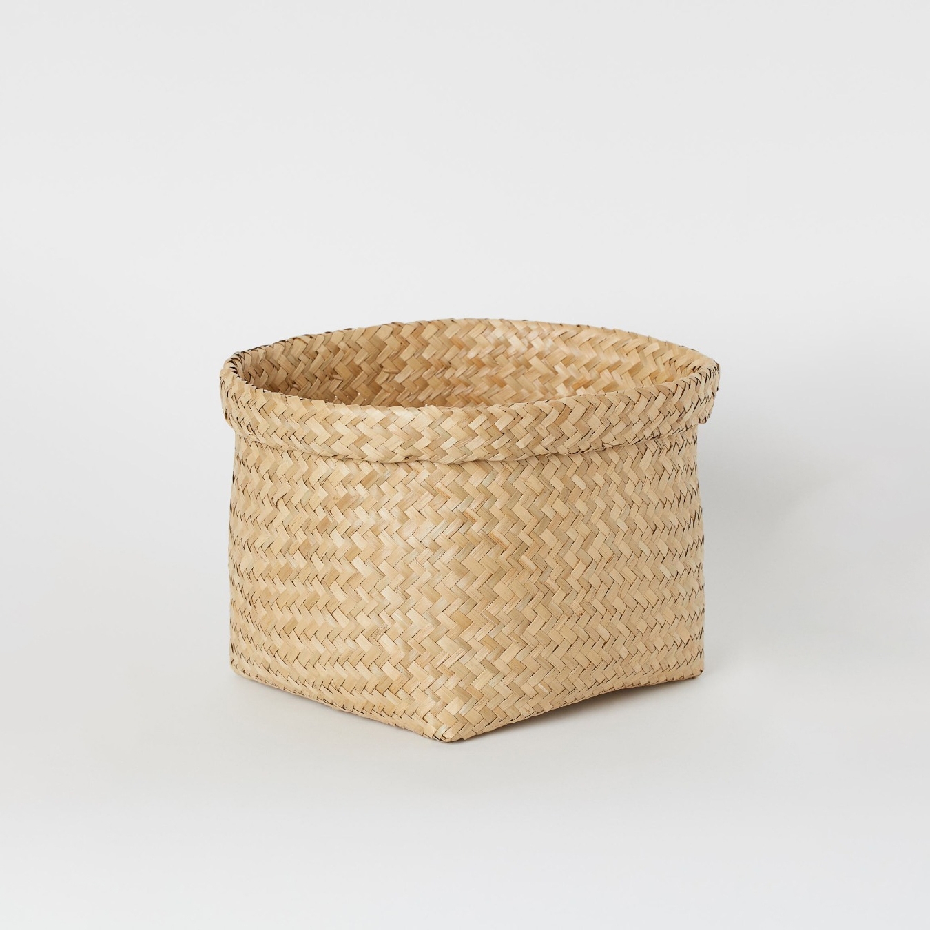 Handcrafted Natural Wicker Basket 02