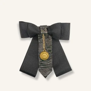 Signature Yaka İğnesi Broş