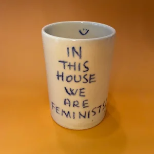 El Yapımı Sloganlı Seramik Kahve Fincanı - "in This House We Are Feminist" Tasarım Kupa